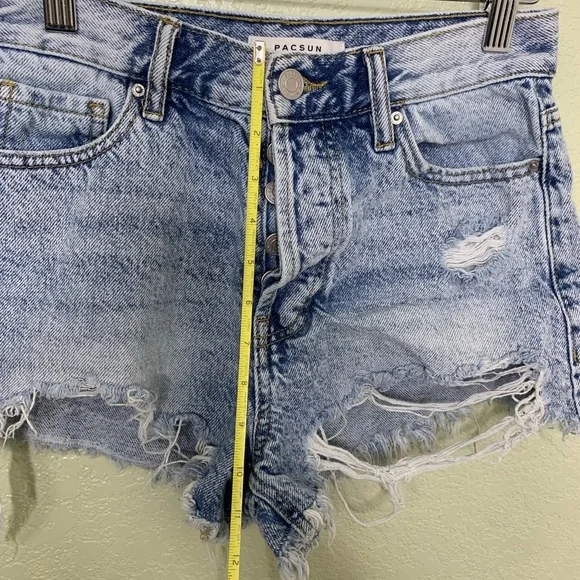 Pacsun Light Wash Vintage High Rise Distressed Denim Shorts Size 25 - Picture 7 of 9